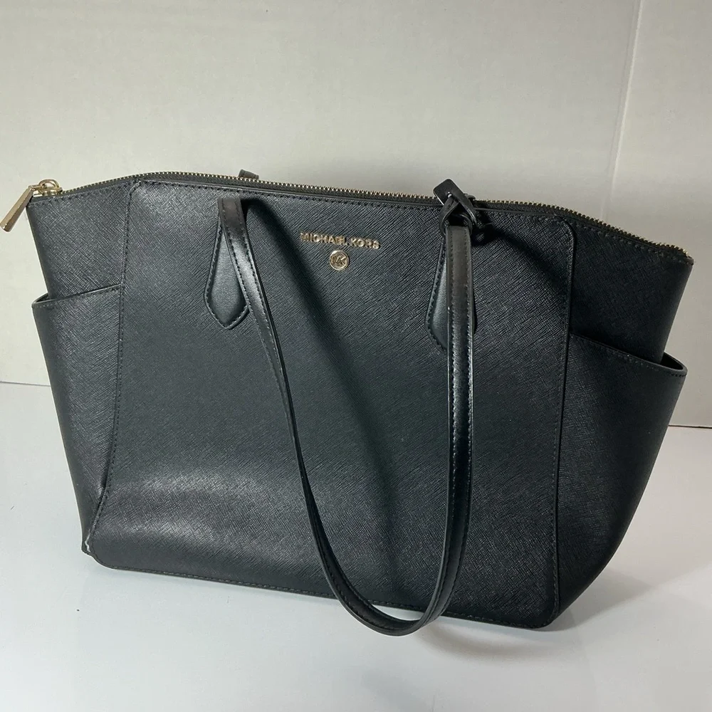 Michael Kors
Charlotte Large Saffiano Leather Top-Zip Tote Bag used - Picture 4 of 6